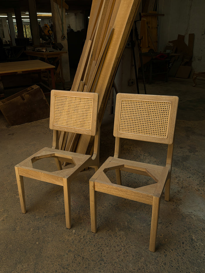 Sillas en esterilla, en el taller