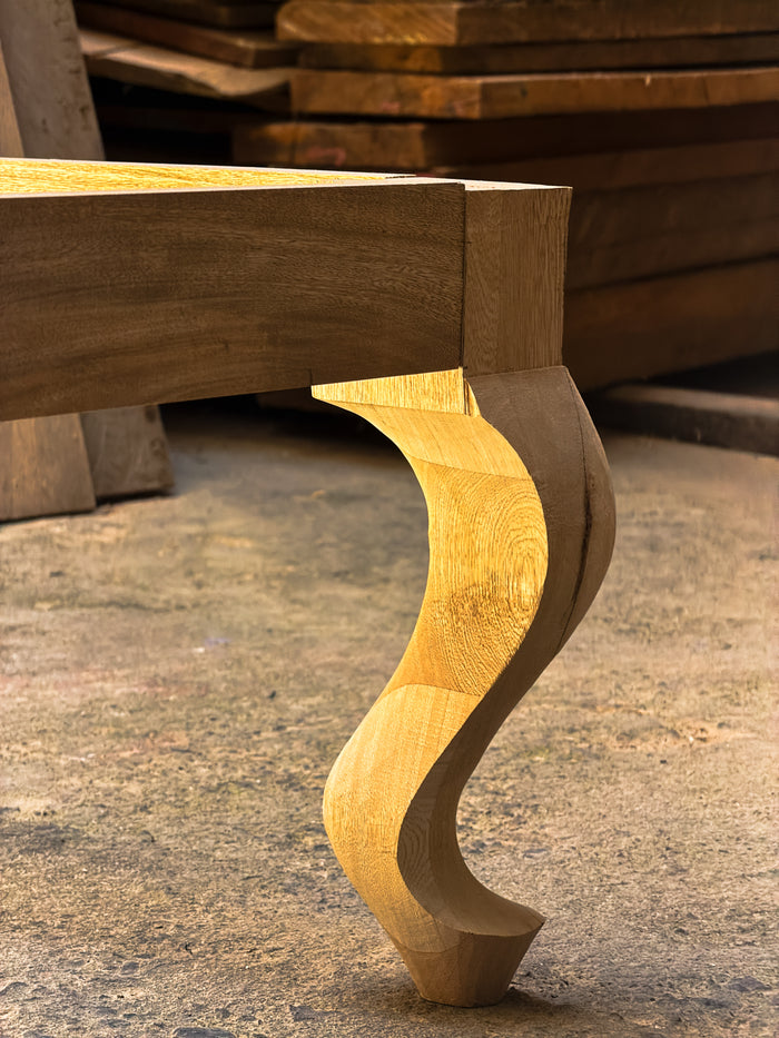 Pata curva en madera maciza