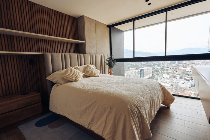Alcoba clásica con closet en madera