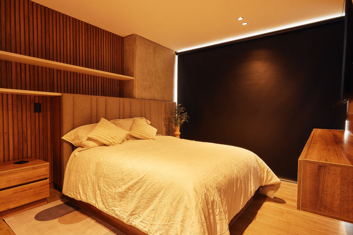 Alcoba contemporánea con pared oscura